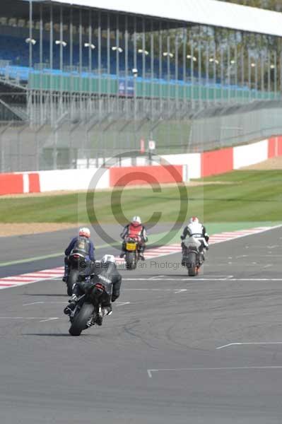 Motorcycle action photographs;Silverstone circuit;Silverstone photographs;Trackday digital images;event digital images;eventdigitalimages;no limits trackday;peter wileman photography;rockingham towcester northamptonshire;trackday;trackday photos