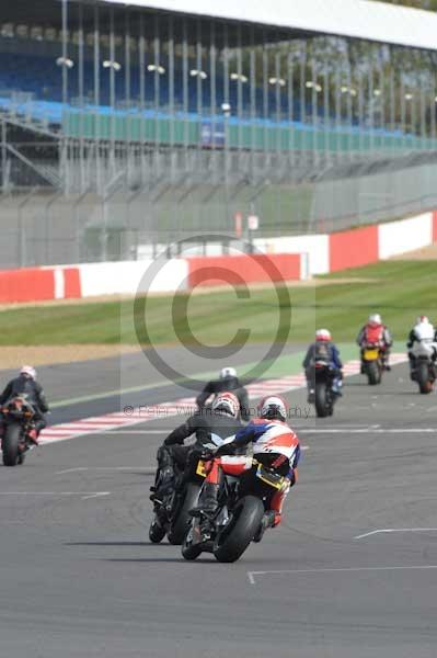 Motorcycle action photographs;Silverstone circuit;Silverstone photographs;Trackday digital images;event digital images;eventdigitalimages;no limits trackday;peter wileman photography;rockingham towcester northamptonshire;trackday;trackday photos