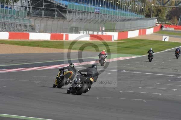 Motorcycle action photographs;Silverstone circuit;Silverstone photographs;Trackday digital images;event digital images;eventdigitalimages;no limits trackday;peter wileman photography;rockingham towcester northamptonshire;trackday;trackday photos