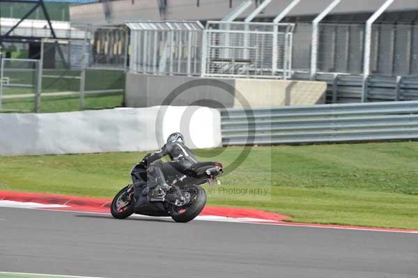 Motorcycle action photographs;Silverstone circuit;Silverstone photographs;Trackday digital images;event digital images;eventdigitalimages;no limits trackday;peter wileman photography;rockingham towcester northamptonshire;trackday;trackday photos