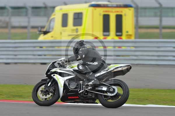 Motorcycle action photographs;Silverstone circuit;Silverstone photographs;Trackday digital images;event digital images;eventdigitalimages;no limits trackday;peter wileman photography;rockingham towcester northamptonshire;trackday;trackday photos