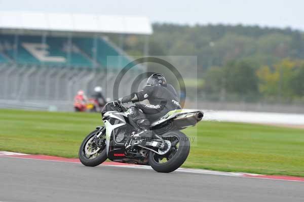 Motorcycle action photographs;Silverstone circuit;Silverstone photographs;Trackday digital images;event digital images;eventdigitalimages;no limits trackday;peter wileman photography;rockingham towcester northamptonshire;trackday;trackday photos