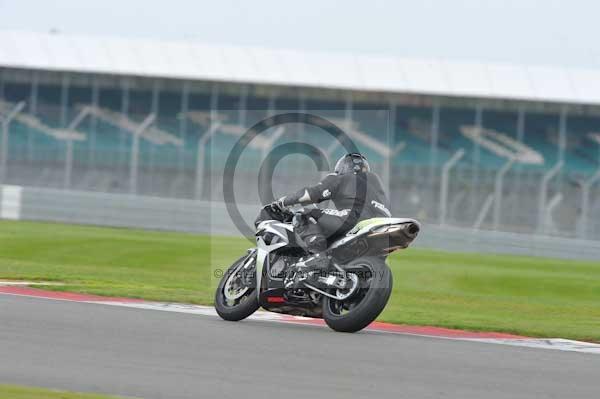 Motorcycle action photographs;Silverstone circuit;Silverstone photographs;Trackday digital images;event digital images;eventdigitalimages;no limits trackday;peter wileman photography;rockingham towcester northamptonshire;trackday;trackday photos