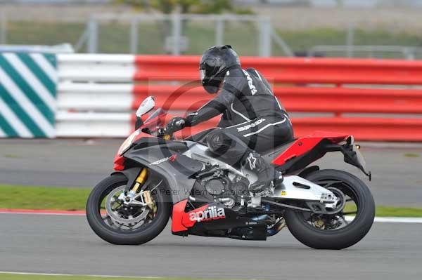 Motorcycle action photographs;Silverstone circuit;Silverstone photographs;Trackday digital images;event digital images;eventdigitalimages;no limits trackday;peter wileman photography;rockingham towcester northamptonshire;trackday;trackday photos