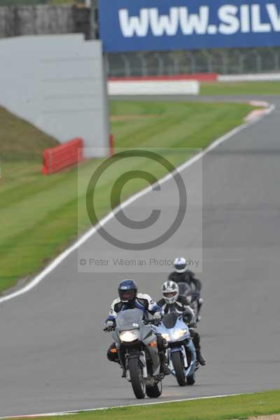 Motorcycle action photographs;Silverstone circuit;Silverstone photographs;Trackday digital images;event digital images;eventdigitalimages;no limits trackday;peter wileman photography;rockingham towcester northamptonshire;trackday;trackday photos