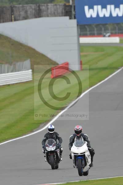 Motorcycle action photographs;Silverstone circuit;Silverstone photographs;Trackday digital images;event digital images;eventdigitalimages;no limits trackday;peter wileman photography;rockingham towcester northamptonshire;trackday;trackday photos