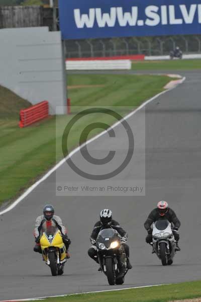 Motorcycle action photographs;Silverstone circuit;Silverstone photographs;Trackday digital images;event digital images;eventdigitalimages;no limits trackday;peter wileman photography;rockingham towcester northamptonshire;trackday;trackday photos