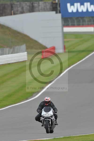 Motorcycle action photographs;Silverstone circuit;Silverstone photographs;Trackday digital images;event digital images;eventdigitalimages;no limits trackday;peter wileman photography;rockingham towcester northamptonshire;trackday;trackday photos