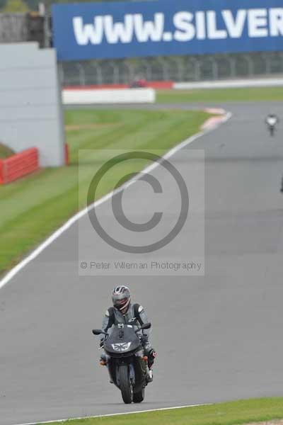 Motorcycle action photographs;Silverstone circuit;Silverstone photographs;Trackday digital images;event digital images;eventdigitalimages;no limits trackday;peter wileman photography;rockingham towcester northamptonshire;trackday;trackday photos