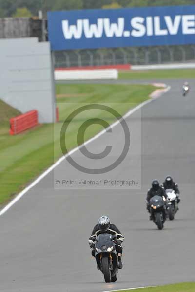 Motorcycle action photographs;Silverstone circuit;Silverstone photographs;Trackday digital images;event digital images;eventdigitalimages;no limits trackday;peter wileman photography;rockingham towcester northamptonshire;trackday;trackday photos