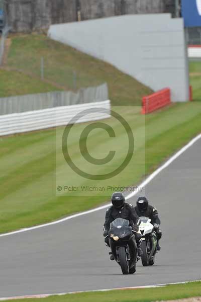 Motorcycle action photographs;Silverstone circuit;Silverstone photographs;Trackday digital images;event digital images;eventdigitalimages;no limits trackday;peter wileman photography;rockingham towcester northamptonshire;trackday;trackday photos