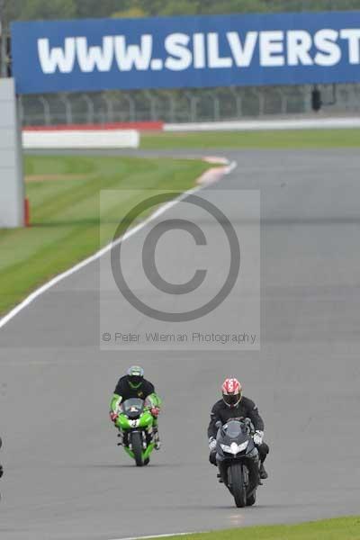 Motorcycle action photographs;Silverstone circuit;Silverstone photographs;Trackday digital images;event digital images;eventdigitalimages;no limits trackday;peter wileman photography;rockingham towcester northamptonshire;trackday;trackday photos