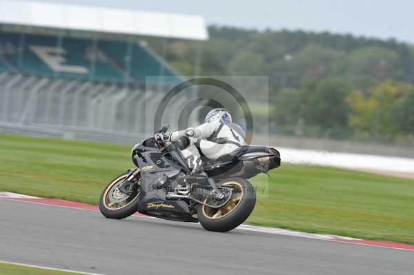 Motorcycle action photographs;Silverstone circuit;Silverstone photographs;Trackday digital images;event digital images;eventdigitalimages;no limits trackday;peter wileman photography;rockingham towcester northamptonshire;trackday;trackday photos