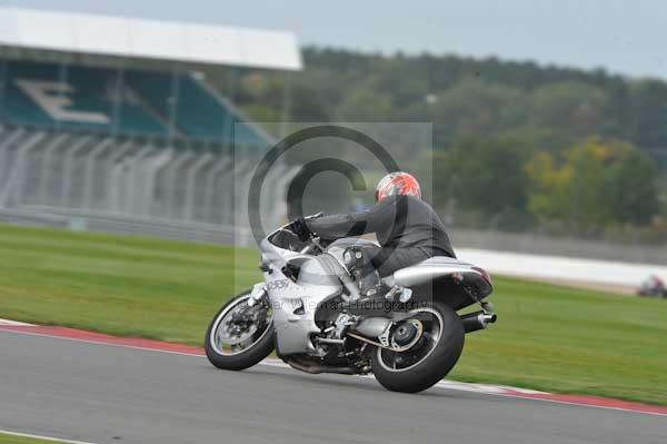 Motorcycle action photographs;Silverstone circuit;Silverstone photographs;Trackday digital images;event digital images;eventdigitalimages;no limits trackday;peter wileman photography;rockingham towcester northamptonshire;trackday;trackday photos