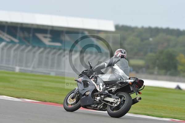 Motorcycle action photographs;Silverstone circuit;Silverstone photographs;Trackday digital images;event digital images;eventdigitalimages;no limits trackday;peter wileman photography;rockingham towcester northamptonshire;trackday;trackday photos