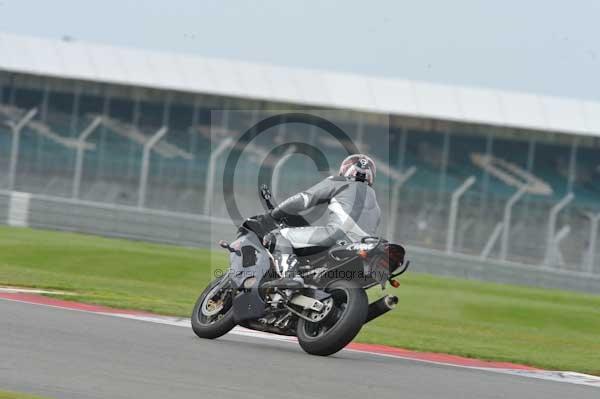 Motorcycle action photographs;Silverstone circuit;Silverstone photographs;Trackday digital images;event digital images;eventdigitalimages;no limits trackday;peter wileman photography;rockingham towcester northamptonshire;trackday;trackday photos