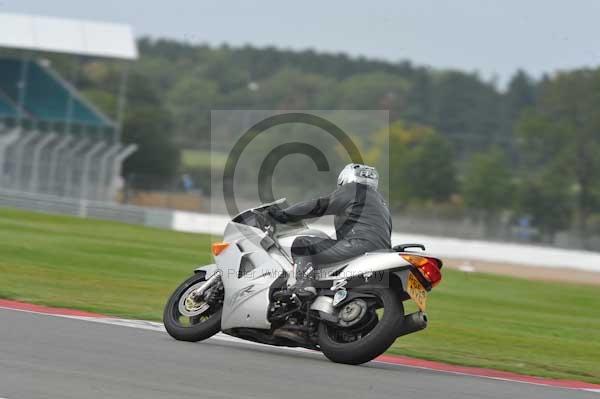 Motorcycle action photographs;Silverstone circuit;Silverstone photographs;Trackday digital images;event digital images;eventdigitalimages;no limits trackday;peter wileman photography;rockingham towcester northamptonshire;trackday;trackday photos