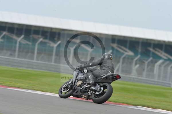 Motorcycle action photographs;Silverstone circuit;Silverstone photographs;Trackday digital images;event digital images;eventdigitalimages;no limits trackday;peter wileman photography;rockingham towcester northamptonshire;trackday;trackday photos