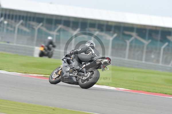 Motorcycle action photographs;Silverstone circuit;Silverstone photographs;Trackday digital images;event digital images;eventdigitalimages;no limits trackday;peter wileman photography;rockingham towcester northamptonshire;trackday;trackday photos