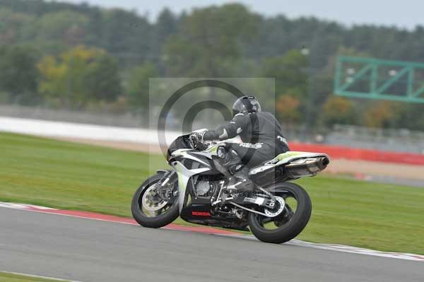 Motorcycle action photographs;Silverstone circuit;Silverstone photographs;Trackday digital images;event digital images;eventdigitalimages;no limits trackday;peter wileman photography;rockingham towcester northamptonshire;trackday;trackday photos