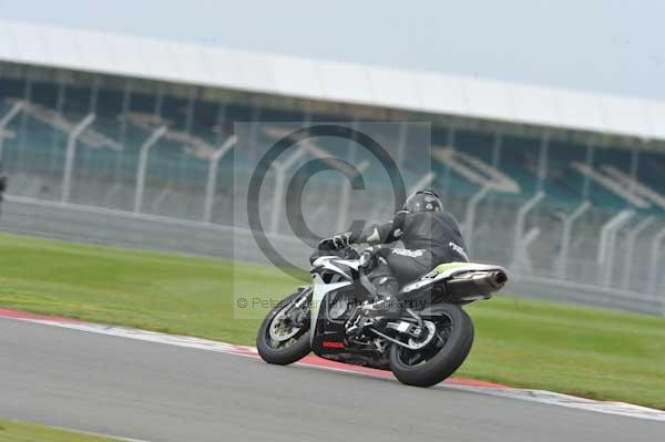 Motorcycle action photographs;Silverstone circuit;Silverstone photographs;Trackday digital images;event digital images;eventdigitalimages;no limits trackday;peter wileman photography;rockingham towcester northamptonshire;trackday;trackday photos