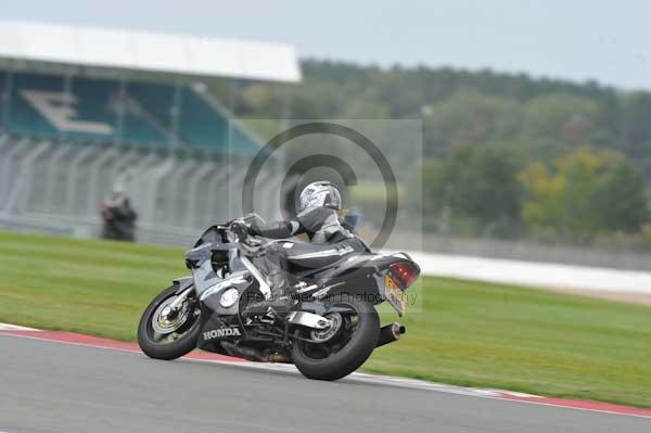 Motorcycle action photographs;Silverstone circuit;Silverstone photographs;Trackday digital images;event digital images;eventdigitalimages;no limits trackday;peter wileman photography;rockingham towcester northamptonshire;trackday;trackday photos