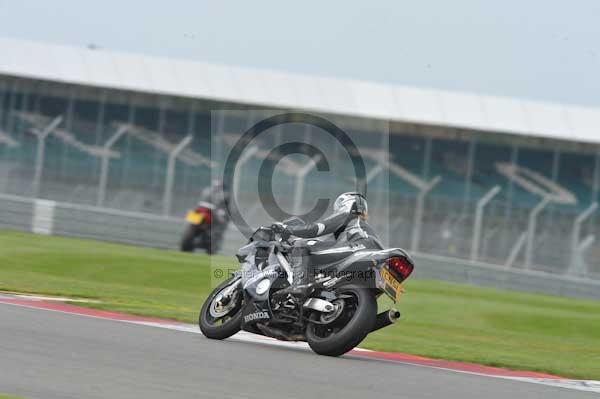 Motorcycle action photographs;Silverstone circuit;Silverstone photographs;Trackday digital images;event digital images;eventdigitalimages;no limits trackday;peter wileman photography;rockingham towcester northamptonshire;trackday;trackday photos