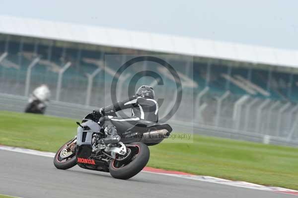 Motorcycle action photographs;Silverstone circuit;Silverstone photographs;Trackday digital images;event digital images;eventdigitalimages;no limits trackday;peter wileman photography;rockingham towcester northamptonshire;trackday;trackday photos