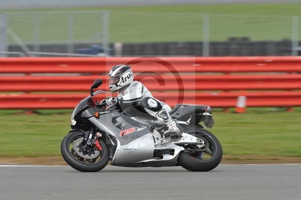 Motorcycle action photographs;Silverstone circuit;Silverstone photographs;Trackday digital images;event digital images;eventdigitalimages;no limits trackday;peter wileman photography;rockingham towcester northamptonshire;trackday;trackday photos