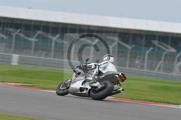 Motorcycle action photographs;Silverstone circuit;Silverstone photographs;Trackday digital images;event digital images;eventdigitalimages;no limits trackday;peter wileman photography;rockingham towcester northamptonshire;trackday;trackday photos