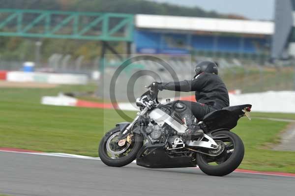 Motorcycle action photographs;Silverstone circuit;Silverstone photographs;Trackday digital images;event digital images;eventdigitalimages;no limits trackday;peter wileman photography;rockingham towcester northamptonshire;trackday;trackday photos