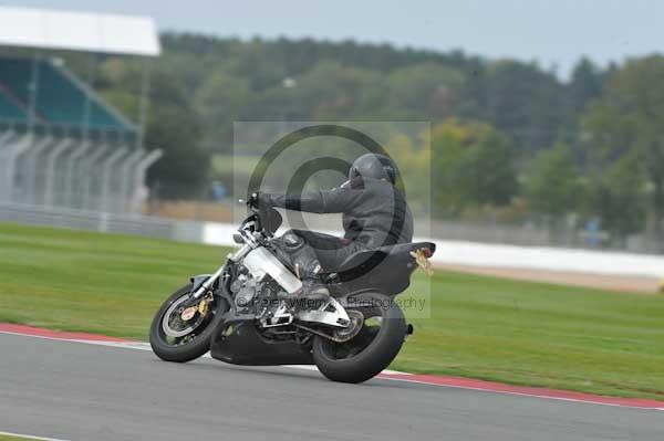 Motorcycle action photographs;Silverstone circuit;Silverstone photographs;Trackday digital images;event digital images;eventdigitalimages;no limits trackday;peter wileman photography;rockingham towcester northamptonshire;trackday;trackday photos