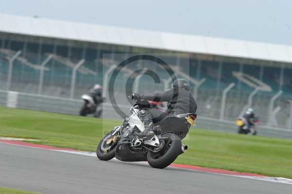 Motorcycle action photographs;Silverstone circuit;Silverstone photographs;Trackday digital images;event digital images;eventdigitalimages;no limits trackday;peter wileman photography;rockingham towcester northamptonshire;trackday;trackday photos