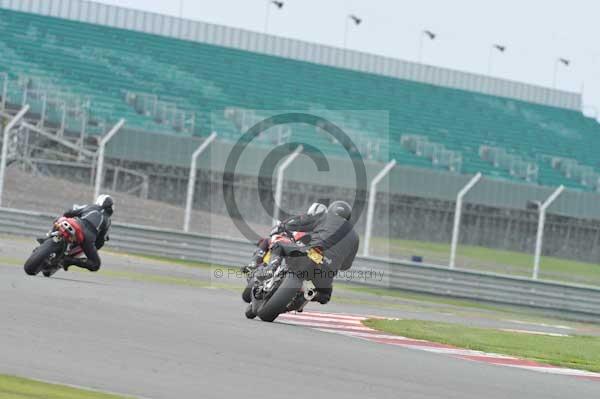 Motorcycle action photographs;Silverstone circuit;Silverstone photographs;Trackday digital images;event digital images;eventdigitalimages;no limits trackday;peter wileman photography;rockingham towcester northamptonshire;trackday;trackday photos