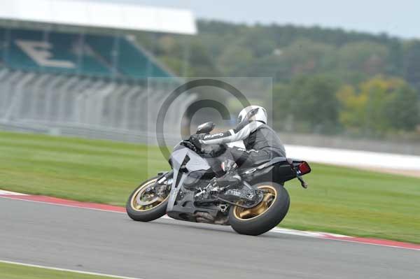 Motorcycle action photographs;Silverstone circuit;Silverstone photographs;Trackday digital images;event digital images;eventdigitalimages;no limits trackday;peter wileman photography;rockingham towcester northamptonshire;trackday;trackday photos