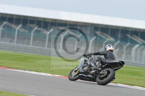 Motorcycle action photographs;Silverstone circuit;Silverstone photographs;Trackday digital images;event digital images;eventdigitalimages;no limits trackday;peter wileman photography;rockingham towcester northamptonshire;trackday;trackday photos