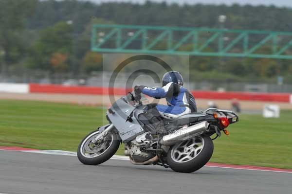 Motorcycle action photographs;Silverstone circuit;Silverstone photographs;Trackday digital images;event digital images;eventdigitalimages;no limits trackday;peter wileman photography;rockingham towcester northamptonshire;trackday;trackday photos