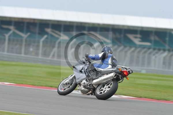 Motorcycle action photographs;Silverstone circuit;Silverstone photographs;Trackday digital images;event digital images;eventdigitalimages;no limits trackday;peter wileman photography;rockingham towcester northamptonshire;trackday;trackday photos