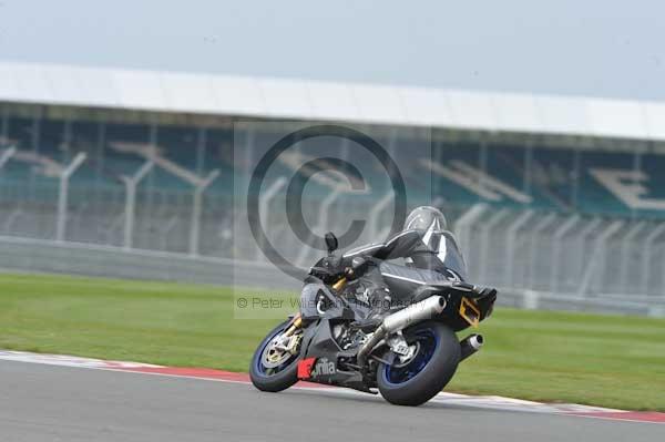 Motorcycle action photographs;Silverstone circuit;Silverstone photographs;Trackday digital images;event digital images;eventdigitalimages;no limits trackday;peter wileman photography;rockingham towcester northamptonshire;trackday;trackday photos