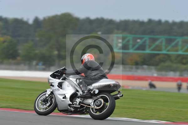 Motorcycle action photographs;Silverstone circuit;Silverstone photographs;Trackday digital images;event digital images;eventdigitalimages;no limits trackday;peter wileman photography;rockingham towcester northamptonshire;trackday;trackday photos