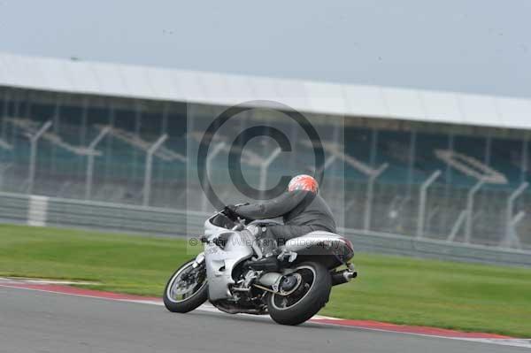 Motorcycle action photographs;Silverstone circuit;Silverstone photographs;Trackday digital images;event digital images;eventdigitalimages;no limits trackday;peter wileman photography;rockingham towcester northamptonshire;trackday;trackday photos