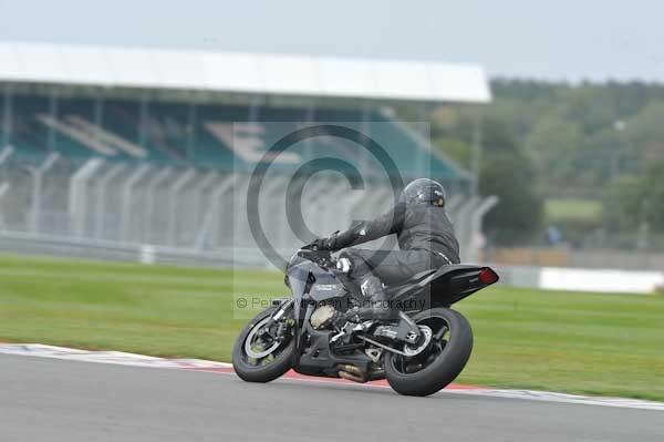 Motorcycle action photographs;Silverstone circuit;Silverstone photographs;Trackday digital images;event digital images;eventdigitalimages;no limits trackday;peter wileman photography;rockingham towcester northamptonshire;trackday;trackday photos