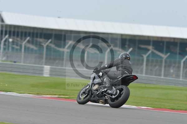 Motorcycle action photographs;Silverstone circuit;Silverstone photographs;Trackday digital images;event digital images;eventdigitalimages;no limits trackday;peter wileman photography;rockingham towcester northamptonshire;trackday;trackday photos