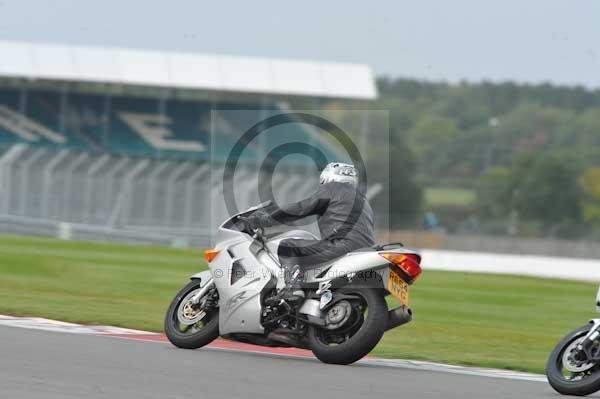 Motorcycle action photographs;Silverstone circuit;Silverstone photographs;Trackday digital images;event digital images;eventdigitalimages;no limits trackday;peter wileman photography;rockingham towcester northamptonshire;trackday;trackday photos