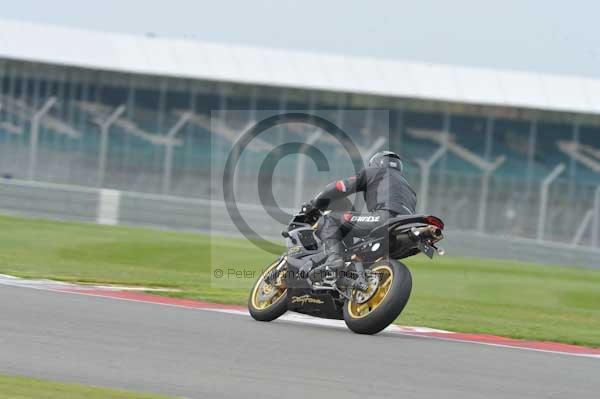 Motorcycle action photographs;Silverstone circuit;Silverstone photographs;Trackday digital images;event digital images;eventdigitalimages;no limits trackday;peter wileman photography;rockingham towcester northamptonshire;trackday;trackday photos