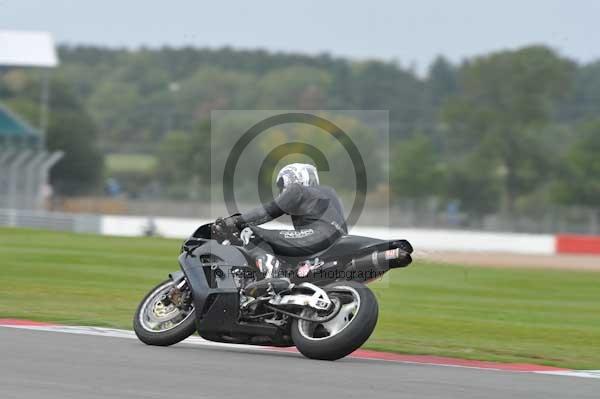 Motorcycle action photographs;Silverstone circuit;Silverstone photographs;Trackday digital images;event digital images;eventdigitalimages;no limits trackday;peter wileman photography;rockingham towcester northamptonshire;trackday;trackday photos