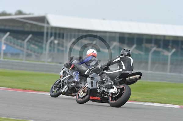 Motorcycle action photographs;Silverstone circuit;Silverstone photographs;Trackday digital images;event digital images;eventdigitalimages;no limits trackday;peter wileman photography;rockingham towcester northamptonshire;trackday;trackday photos