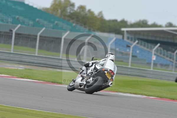 Motorcycle action photographs;Silverstone circuit;Silverstone photographs;Trackday digital images;event digital images;eventdigitalimages;no limits trackday;peter wileman photography;rockingham towcester northamptonshire;trackday;trackday photos