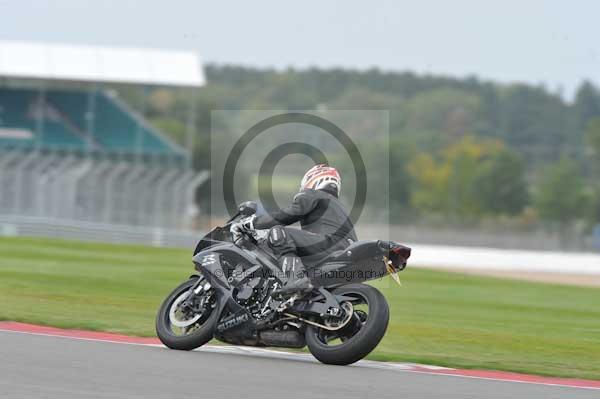 Motorcycle action photographs;Silverstone circuit;Silverstone photographs;Trackday digital images;event digital images;eventdigitalimages;no limits trackday;peter wileman photography;rockingham towcester northamptonshire;trackday;trackday photos