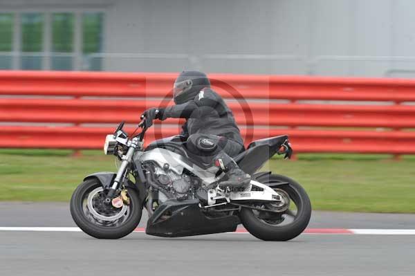 Motorcycle action photographs;Silverstone circuit;Silverstone photographs;Trackday digital images;event digital images;eventdigitalimages;no limits trackday;peter wileman photography;rockingham towcester northamptonshire;trackday;trackday photos